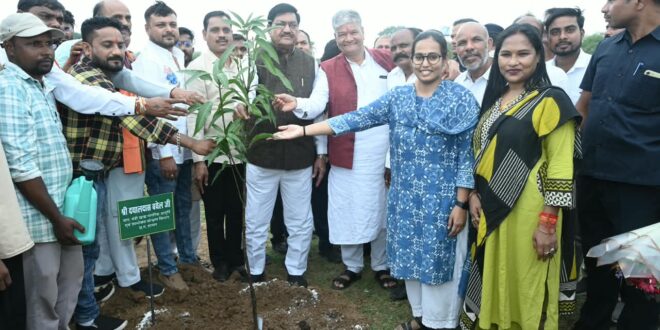 मोर गांव मोर पानी महाअभियान के तहत बृहद वृक्षारोपण कराया गया