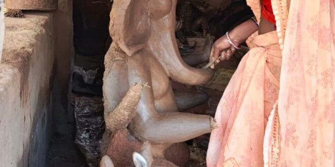 गणपति बप्पा की मिट्टी की प्रतिमा बनाकर बस्तर की महिलाओं ने हुनर से कमाए 1.80 लाख रुपए…..