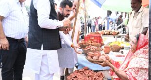 सड़क किनारे पसरे पर अचानक पहुंचे मुख्यमंत्री विष्णु देव साय, मीरा के पसरे से खरीदा ‘आशीर्वाद का दीया’…..