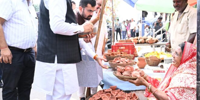 सड़क किनारे पसरे पर अचानक पहुंचे मुख्यमंत्री विष्णु देव साय, मीरा के पसरे से खरीदा ‘आशीर्वाद का दीया’…..