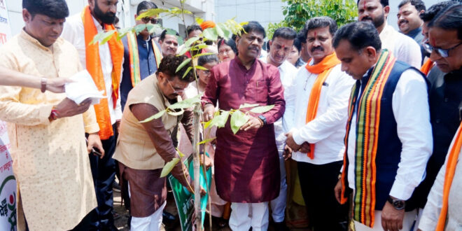 सेवा संकल्प अभियान : उप मुख्यमंत्री विजय शर्मा ने महारानी अस्पताल जगदलपुर में किया रक्तदान….