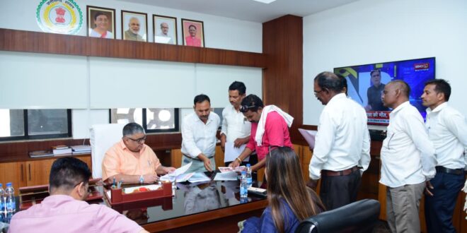 पर्यटन एवं संस्कृति मंत्री राजेश अग्रवाल ने मंत्रालय स्थित कार्यालय में आगंतुकों से की मुलाकात, विभिन्न क्षेत्रों से पहुंचे नागरिकों की सुनी समस्याएं और सुझाव, अधिकारियों को त्वरित समाधान के दिए निर्देश…..