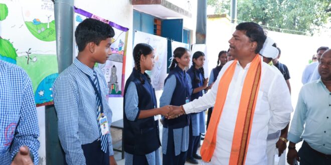 मेरे सपनों का भारत चित्रकला एवं भाषण प्रतियोगिता में बच्चों ने दिखाई प्रतिभा, वन मंत्री केदार कश्यप ने बच्चों का बढ़ाया उत्साह….