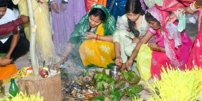 करमा पूजा में शामिल हुईं मंत्री लक्ष्मी राजवाड़े, प्रकृति, संस्कृति और लोकपरंपराओं के संरक्षण का दिया संदेश, गृह ग्राम बीरपुर में ग्रामीणजनों के साथ विधि-विधान से की करम देव की पूजा-अर्चना, प्रदेशवासियों की सुख-समृद्धि की कामना…..