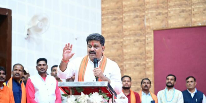 छत्तीसगढ़ प्रदेश लोक कलाकार कल्याण संघ के शपथ ग्रहण समारोह में उप मुख्यमंत्री विजय शर्मा हुए शामिल…