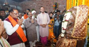 मुख्यमंत्री विष्णु देव साय ने मदकूद्वीप के प्राचीन मंदिरों में की पूजा-अर्चना, कन्या पूजन कर कन्या भोज में हुए शामिल, प्रदेशवासियों की सुख-समृद्धि की कामना की….