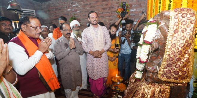 मुख्यमंत्री विष्णु देव साय ने मदकूद्वीप के प्राचीन मंदिरों में की पूजा-अर्चना, कन्या पूजन कर कन्या भोज में हुए शामिल, प्रदेशवासियों की सुख-समृद्धि की कामना की….