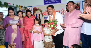 फूल लेकर आए नन्हे कदम, उप मुख्यमंत्री ने बच्चों को गोद में उठाया, बच्चों की मासूमियत ने जीता दिल, दर्रीपारा कवर्धा के आंगनबाड़ी केंद्र में ‘आंगन मिलन सेवा’ में बच्चों से घुले-मिले उप मुख्यमंत्री….