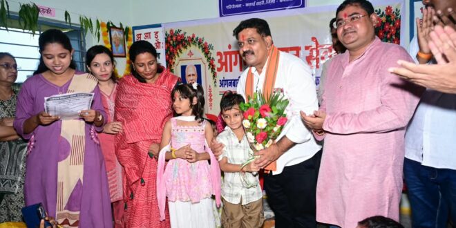 फूल लेकर आए नन्हे कदम, उप मुख्यमंत्री ने बच्चों को गोद में उठाया, बच्चों की मासूमियत ने जीता दिल, दर्रीपारा कवर्धा के आंगनबाड़ी केंद्र में ‘आंगन मिलन सेवा’ में बच्चों से घुले-मिले उप मुख्यमंत्री….