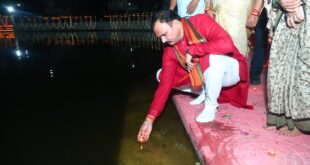 पीएम मोदी के 25 वर्षों के सेवाकाल पर मनेन्द्रगढ़ में हुआ ‘सेवा संकल्प अभियान’ का भव्य शुभारंभ, पांच लाख से अधिक दीपों से जगमगाया सरोवर तालाब, स्वास्थ्य मंत्री श्याम बिहारी जायसवाल की उपस्थिति में उमड़ा जनसैलाब….