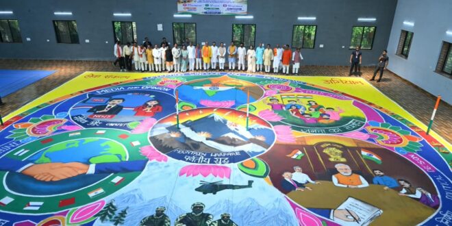 सेवा संकल्प अभियान-‘सेवा के रंग’ कार्यक्रम के तहत निर्मित भव्य रंगोली का मुख्यमंत्री विष्णु देव साय ने किया अवलोकन