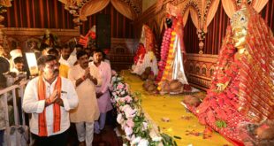 देवी पंडाल बने जनसमस्या निवारण के केंद्र, उप मुख्यमंत्री विजय शर्मा ने मां दुर्गा के चरणों में बैठकर सुनीं ग्रामीणों की समस्याएं…..