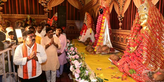देवी पंडाल बने जनसमस्या निवारण के केंद्र, उप मुख्यमंत्री विजय शर्मा ने मां दुर्गा के चरणों में बैठकर सुनीं ग्रामीणों की समस्याएं…..