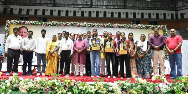 उप मुख्यमंत्री अरुण साव ने बहतराई खेल अकादमी के अंतरराष्ट्रीय पदक विजेता खिलाड़ियों का किया सम्मान, बढ़ाया हौसला…..