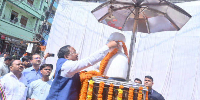 गांधी जयंती पर प्रभारी मंत्री रामविचार नेताम ने मनेंद्रगढ़ में महात्मा गांधी और लाल बहादुर शास्त्री को किया नमन……