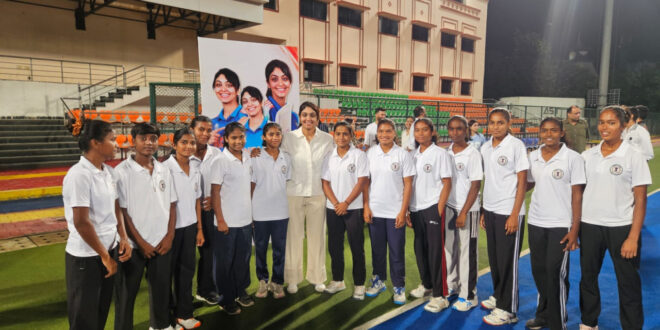 अंतरराष्ट्रीय क्रिकेटर हरलीन देओल ने हॉकी अकादमी के खिलाडि़यों से की मुलाकात, दिया मेहनत और आत्मविश्वास का मंत्र….