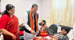 निजी कार्यक्रम छोड़ केल्हारी बस दुर्घटना के घायलों से मिलने पहुंचे स्वास्थ्य मंत्री श्याम बिहारी जायसवाल….