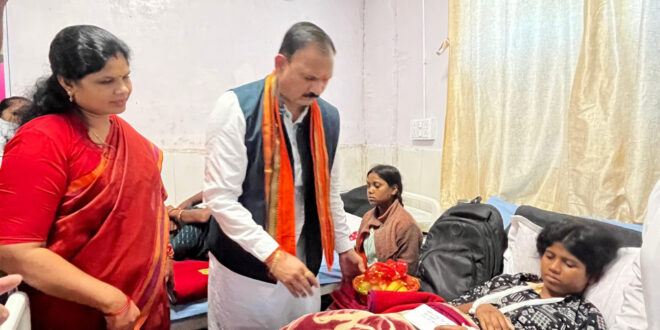 निजी कार्यक्रम छोड़ केल्हारी बस दुर्घटना के घायलों से मिलने पहुंचे स्वास्थ्य मंत्री श्याम बिहारी जायसवाल….