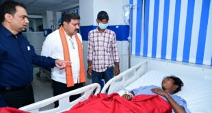 उप मुख्यमंत्री विजय शर्मा ने अस्पताल पहुंचकर जाना सड़क हादसे में घायलों का हाल, मरकाटोला घाट सड़क हादसे के घायलों और परिजनों से की मुलाकात, बेहतर उपचार के दिए निर्देश…..
