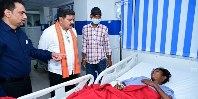 उप मुख्यमंत्री विजय शर्मा ने अस्पताल पहुंचकर जाना सड़क हादसे में घायलों का हाल, मरकाटोला घाट सड़क हादसे के घायलों और परिजनों से की मुलाकात, बेहतर उपचार के दिए निर्देश…..