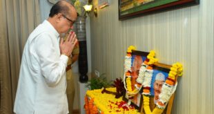 राज्यपाल रमेन डेका ने महात्मा गांधी एवं लाल बहादुर शास्त्री को श्रद्धा सुमन अर्पित किए….