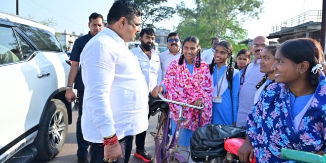 शिक्षा मंत्री गजेन्द्र यादव स्कूल से घर लौट रहे स्कूली बच्चों के बीच पहुंचकर सहज संवाद में जानी पढ़ाई और स्कूल की जरूरतें….