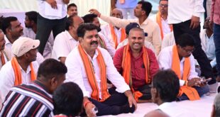 ग्रामीणों के बीच जमीन पर बैठकर उप मुख्यमंत्री विजय शर्मा ने किया आत्मीय संवाद, 74.80 लाख रुपए के विकास कार्यों की दी सौगात….