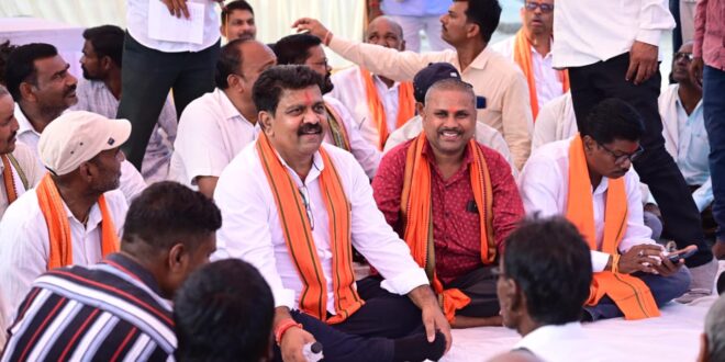 ग्रामीणों के बीच जमीन पर बैठकर उप मुख्यमंत्री विजय शर्मा ने किया आत्मीय संवाद, 74.80 लाख रुपए के विकास कार्यों की दी सौगात….