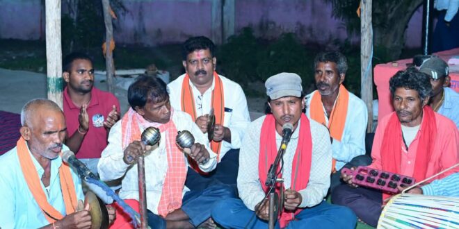 माता की भक्ति में रमे उप मुख्यमंत्री विजय शर्मा, हाथों में मंजीरा लेकर ग्रामीणों के साथ गाए जसगीत….