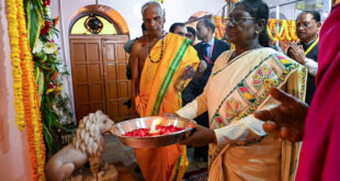 राष्ट्रपति द्रौपदी मुर्मु ने माँ दंतेश्वरी की पूजा-अर्चना कर देशवासियों की सुख-समृद्धि और खुशहाली की कामना की….