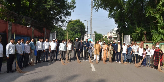 राज्यपाल रमेन डेका ने गांधी जयंती पर की साफ-सफाई…..