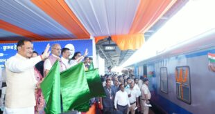 केंद्रीय रेल मंत्री अश्विनी वैष्णव और मुख्यमंत्री विष्णु देव साय  ने रावघाट – रायपुर एवं रायपुर – कुरूद यात्री रेल सेवाओं को दिखाई हरी झंडी….